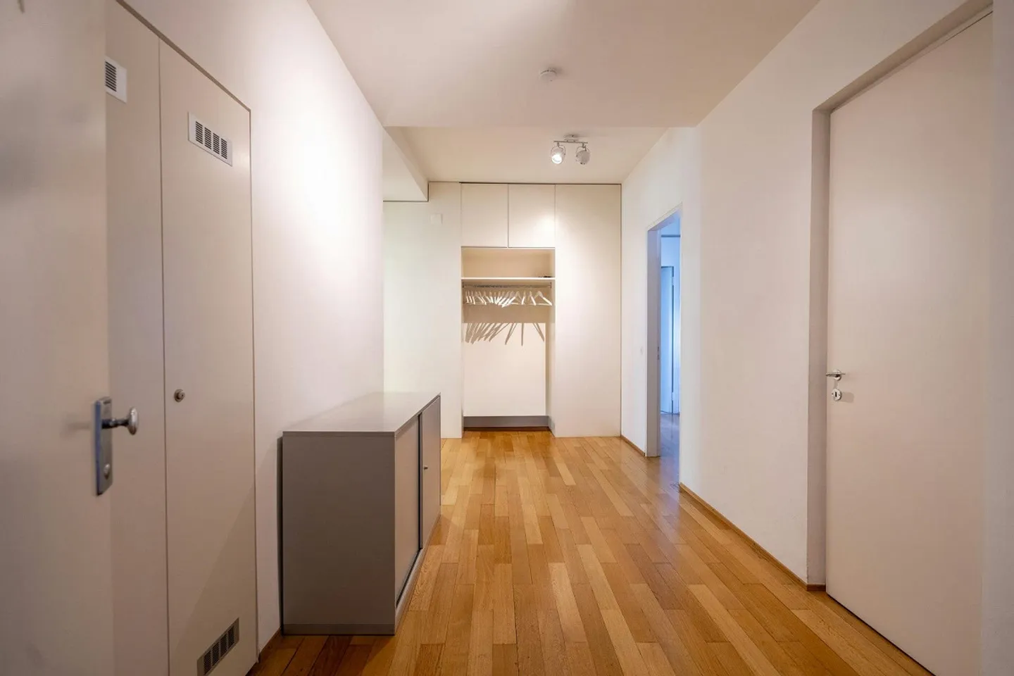 Historical Office Space of 195m2 in the Heart of Basel - Photo 8 of 11