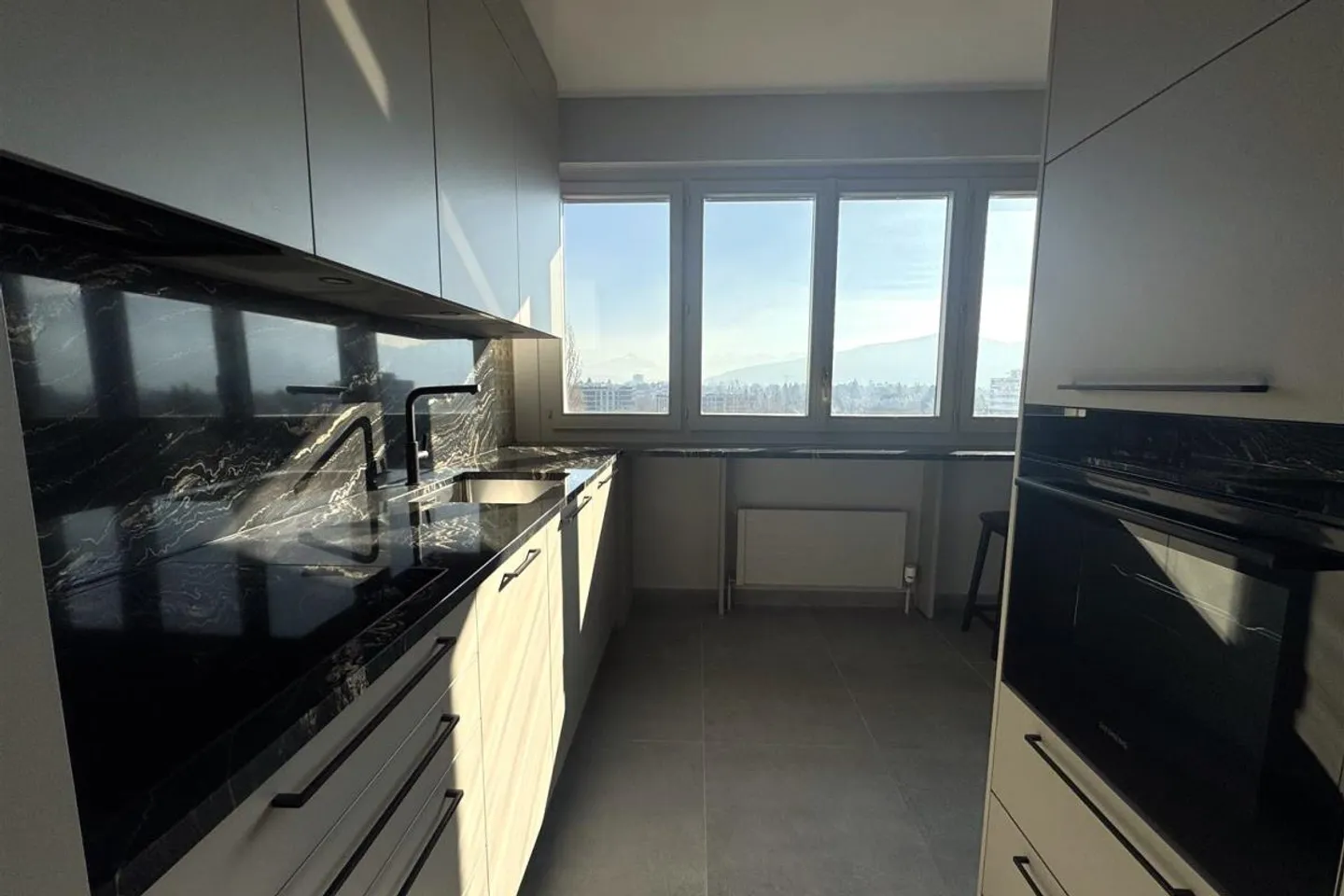 Appartamento spazioso con piscina - Foto 3 di 10