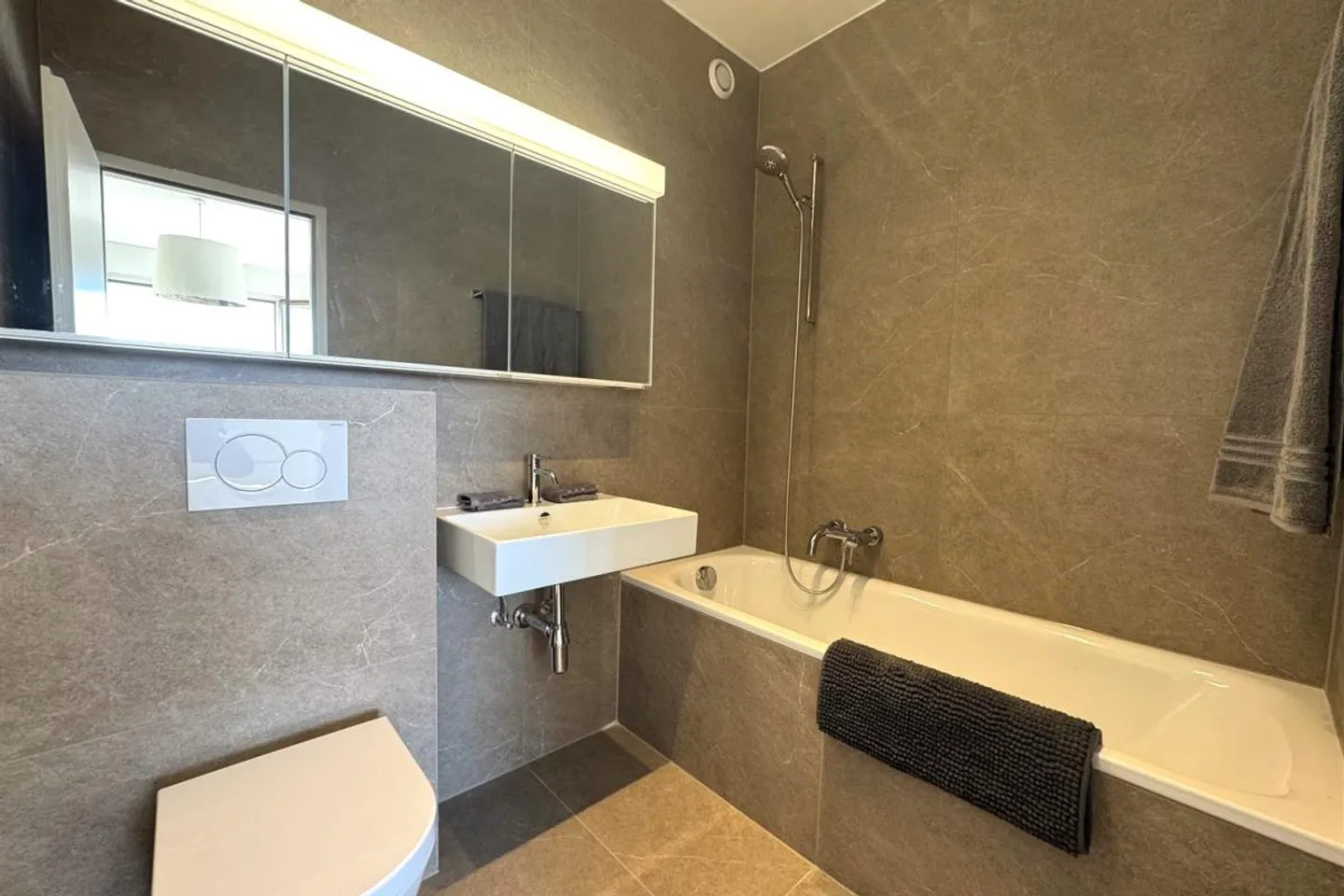 Appartamento spazioso con piscina - Foto 4 di 10