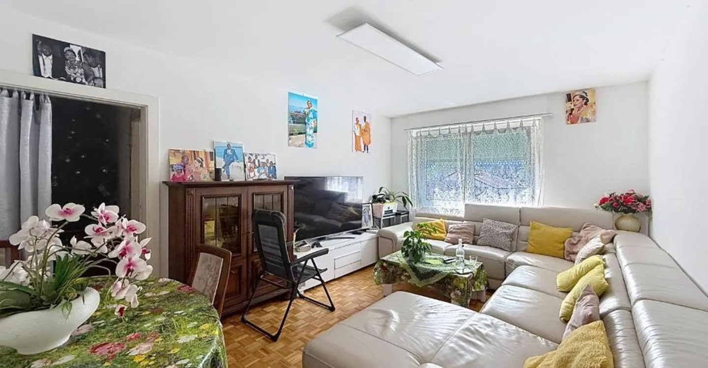 Renovated 4-Room Apartment - Photo 2 of 6