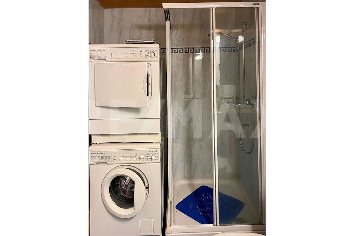 Spacious and Charming - City Apartment with Privacy - Photo 12 of 13