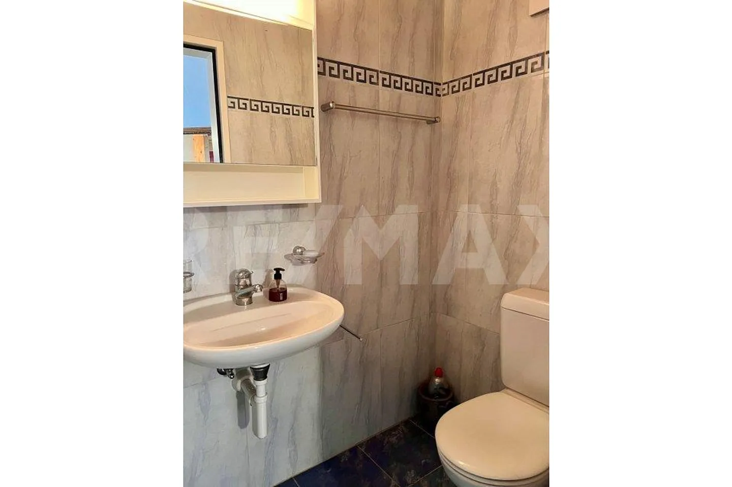 Spacious and Charming - City Apartment with Privacy - Photo 13 of 13