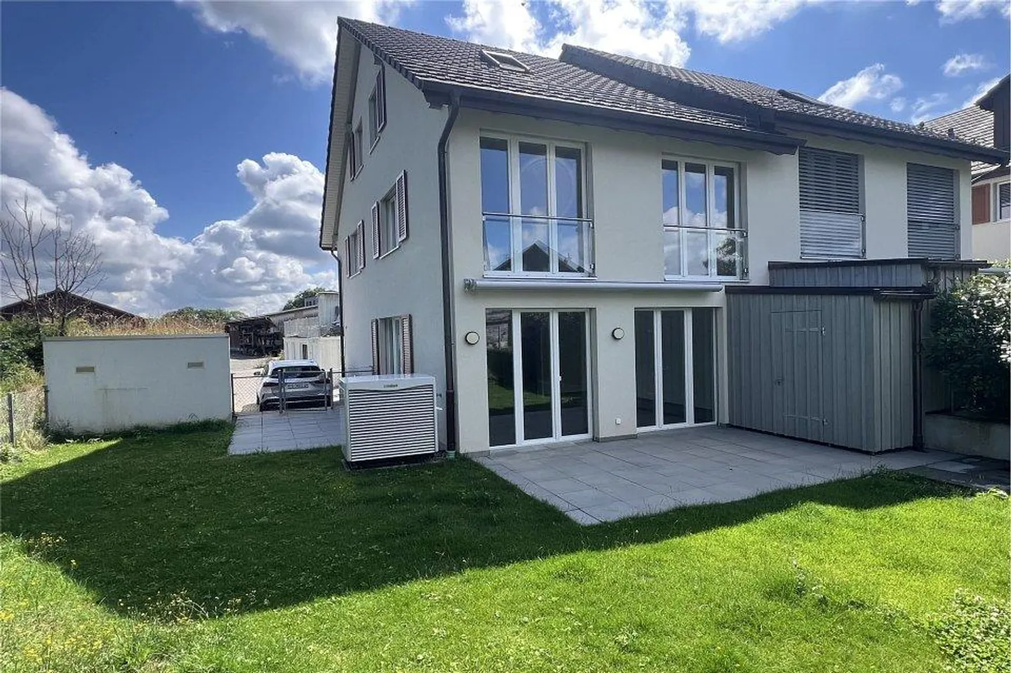 Modernes Zuhause im Doppelhausstil - Foto 1 von 11