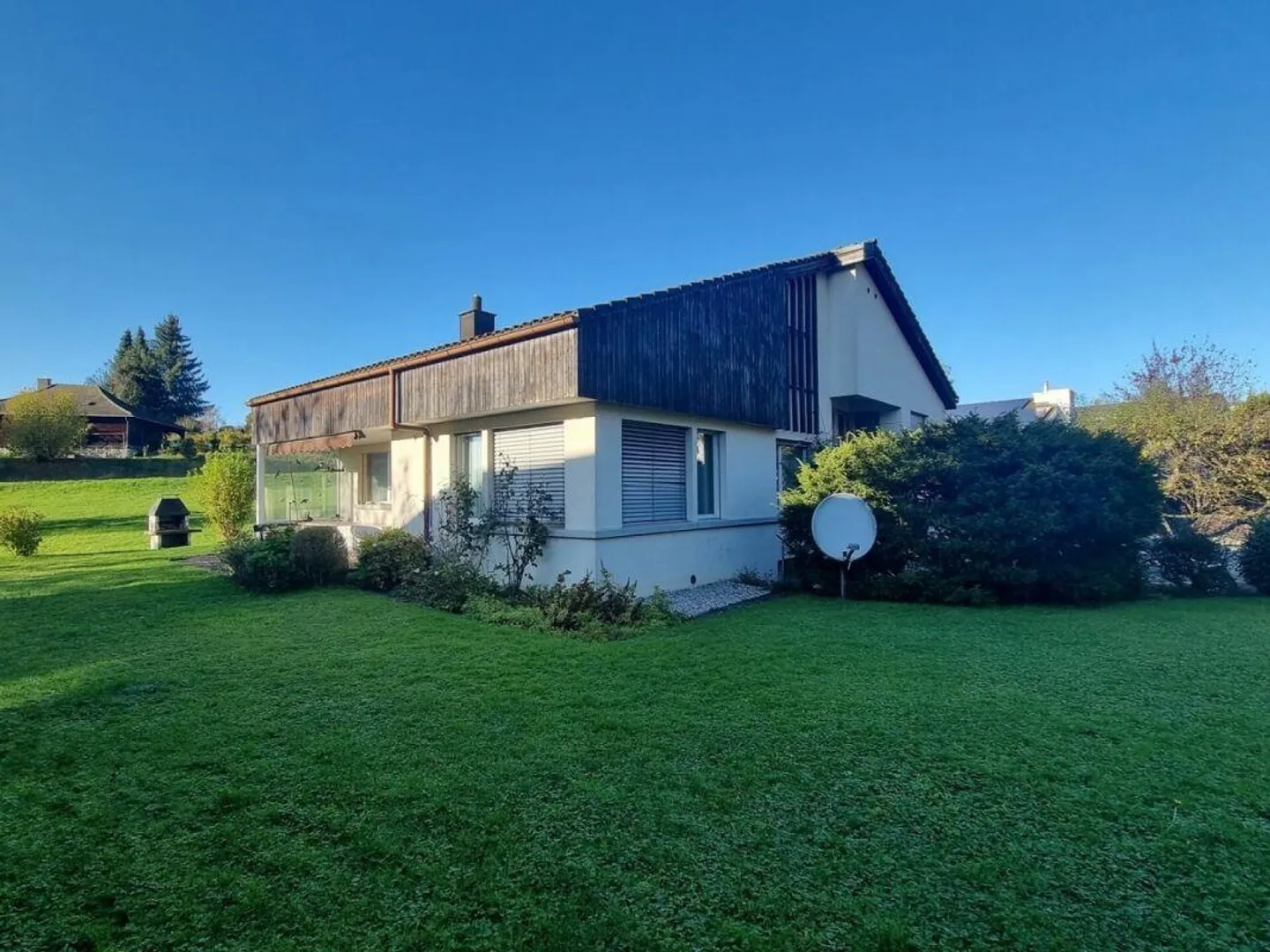 Casa unifamiliare in una posizione tranquilla e soleggiata nel popolare quartiere di Rotmonten - Foto 1 di 17