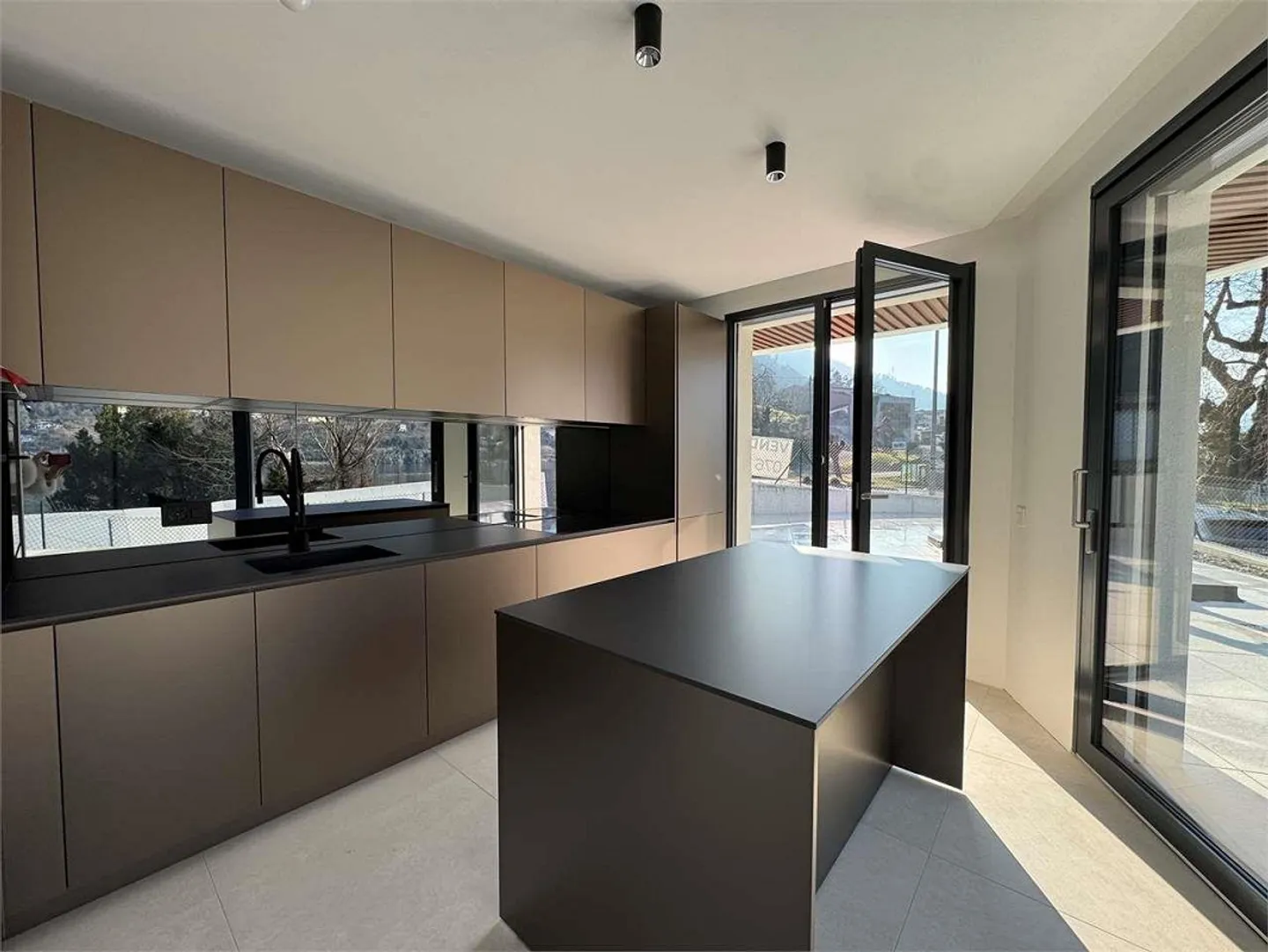 Magnifique Villa avec Vue sur le Lac, 4.5 Pièces à Brusino - Photo 3 sur 13