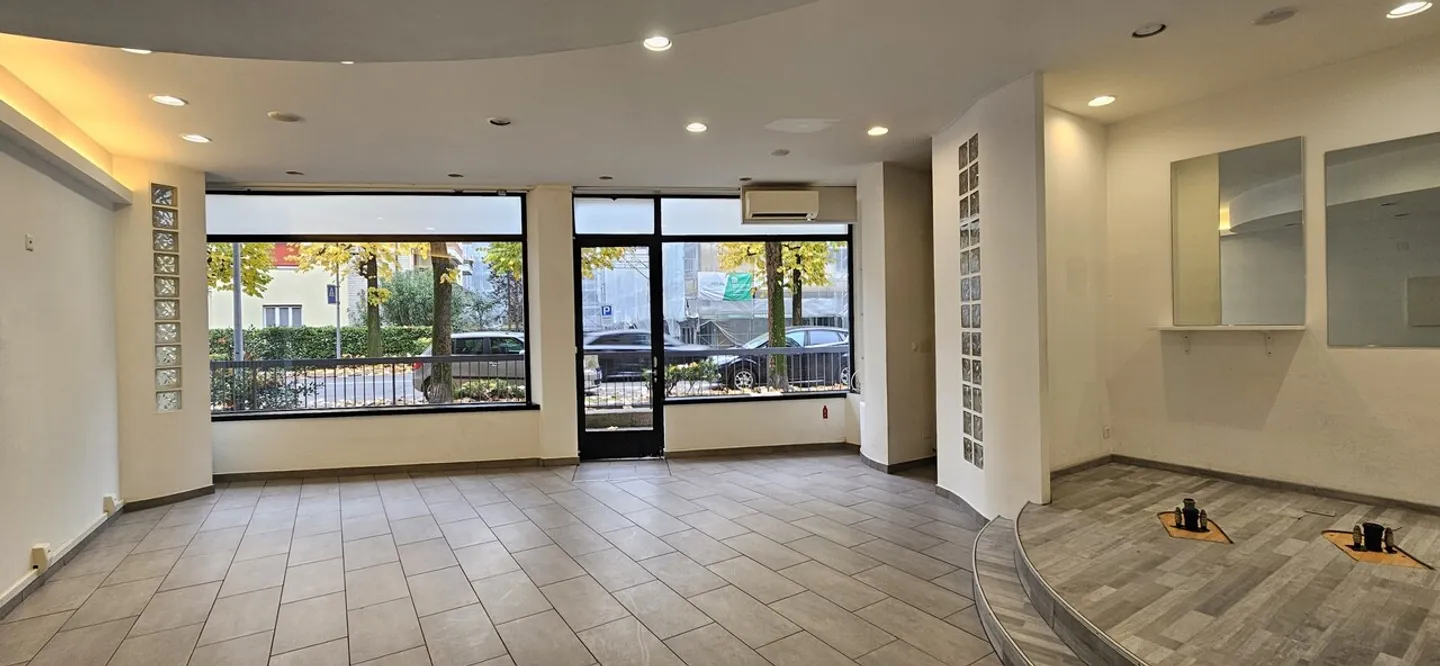 Espace commercial avec vitrine au centre - Photo 3 sur 3