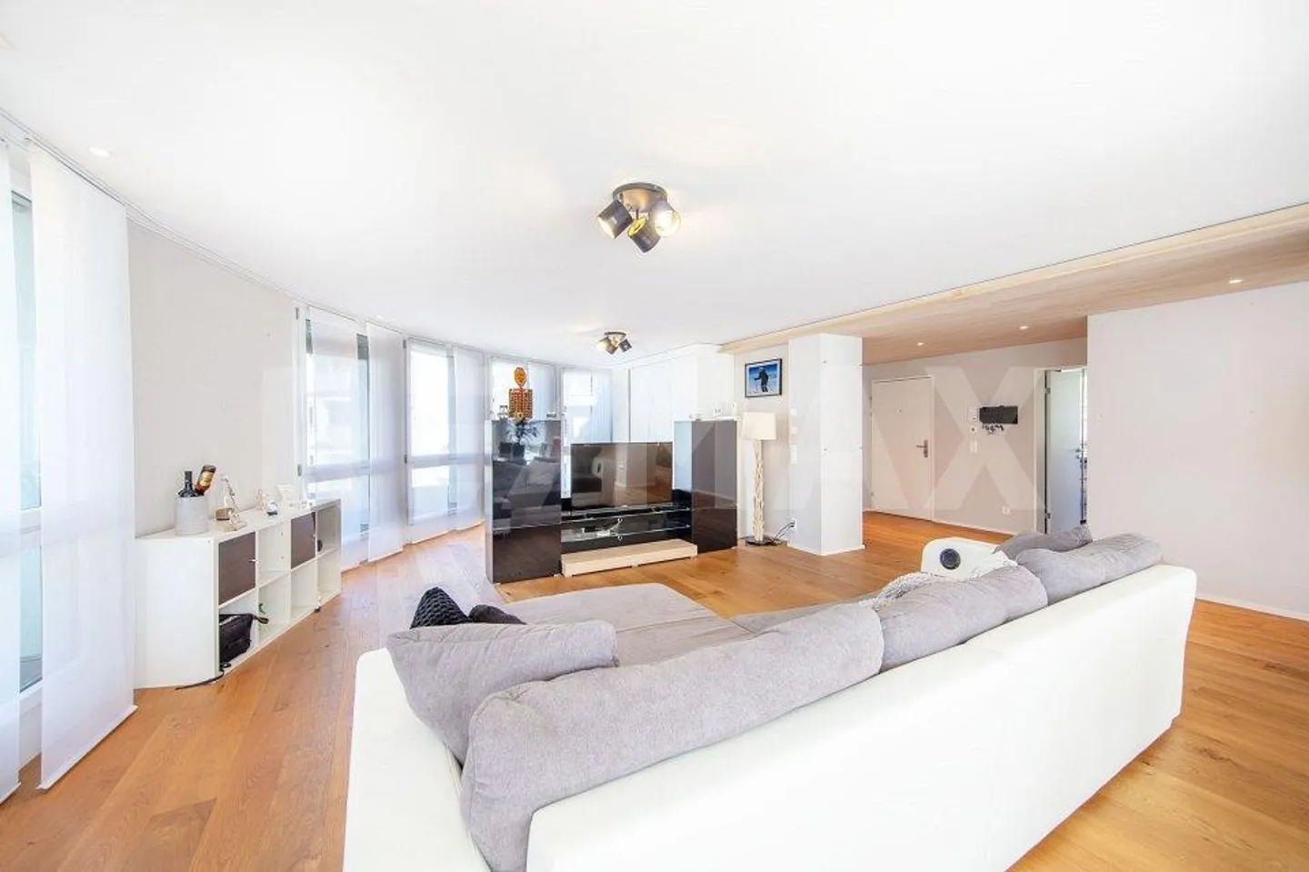 Unique, light-flooded 3.5-room apartment with terrace and view - Photo 1 of 13