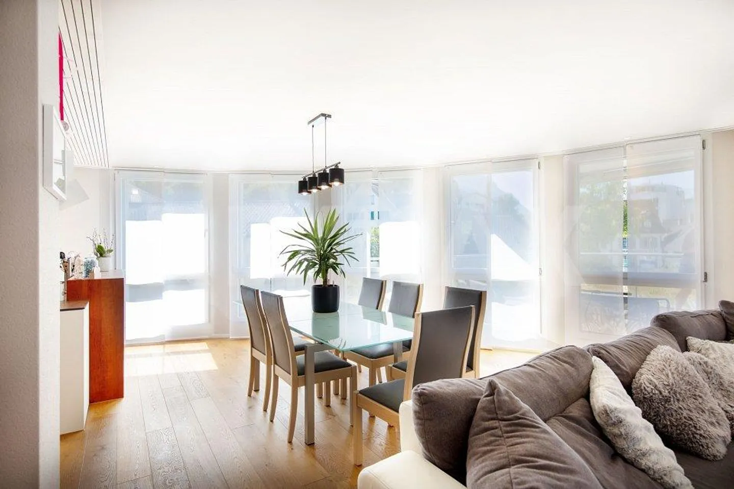 Unique, light-flooded 3.5-room apartment with terrace and view - Photo 2 of 13