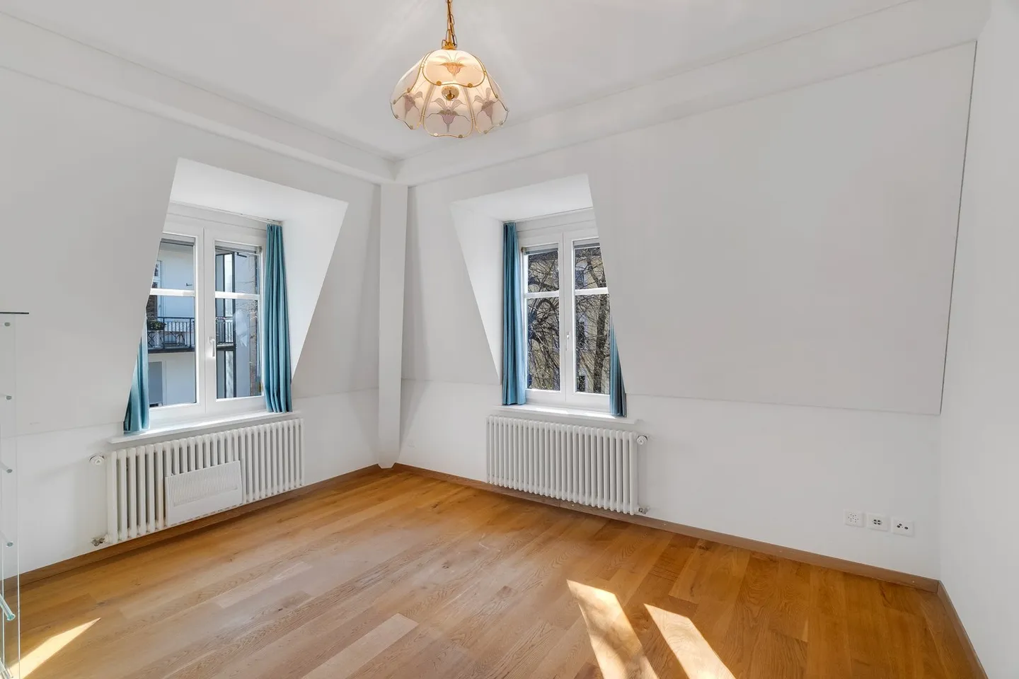 Charming townhouse with versatile potential for use - Photo 3 of 10