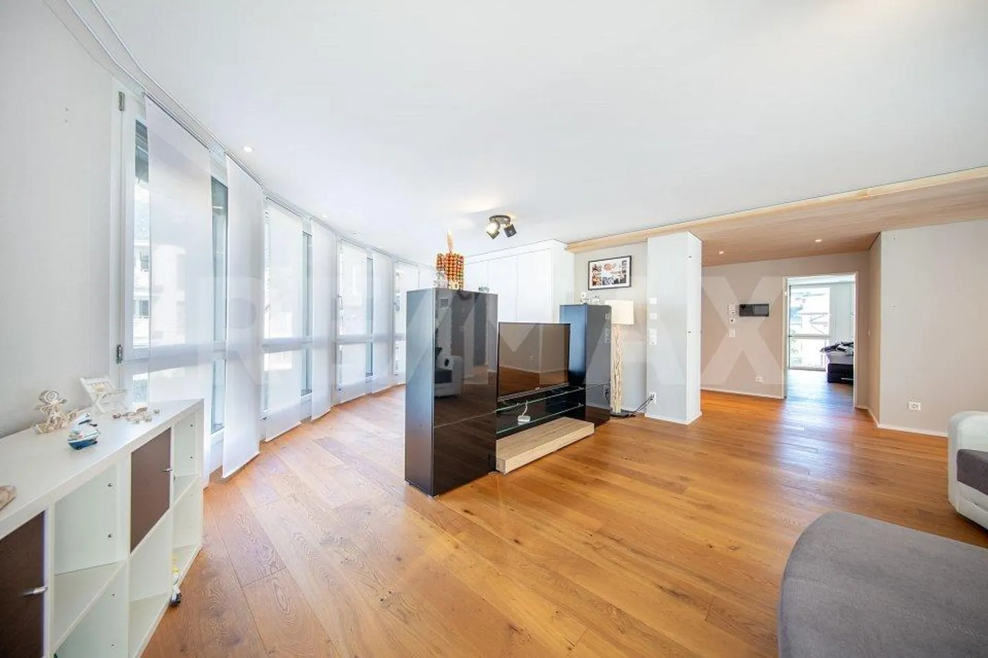 Unique, light-flooded 3.5-room apartment with terrace and view - Photo 5 of 13