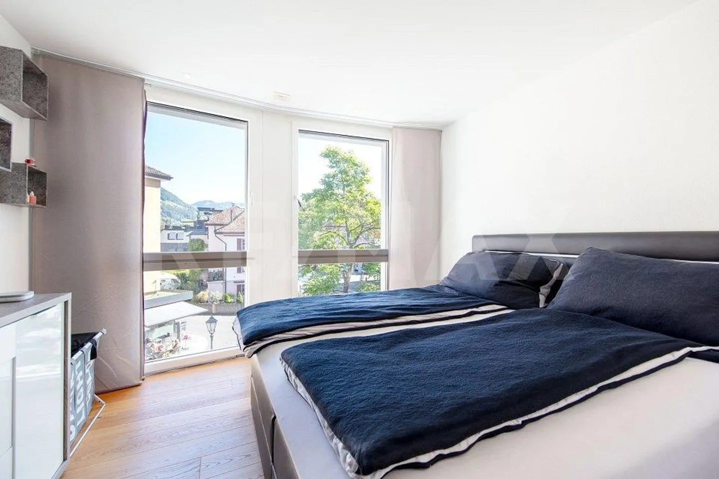 Unique, light-flooded 3.5-room apartment with terrace and view - Photo 8 of 13