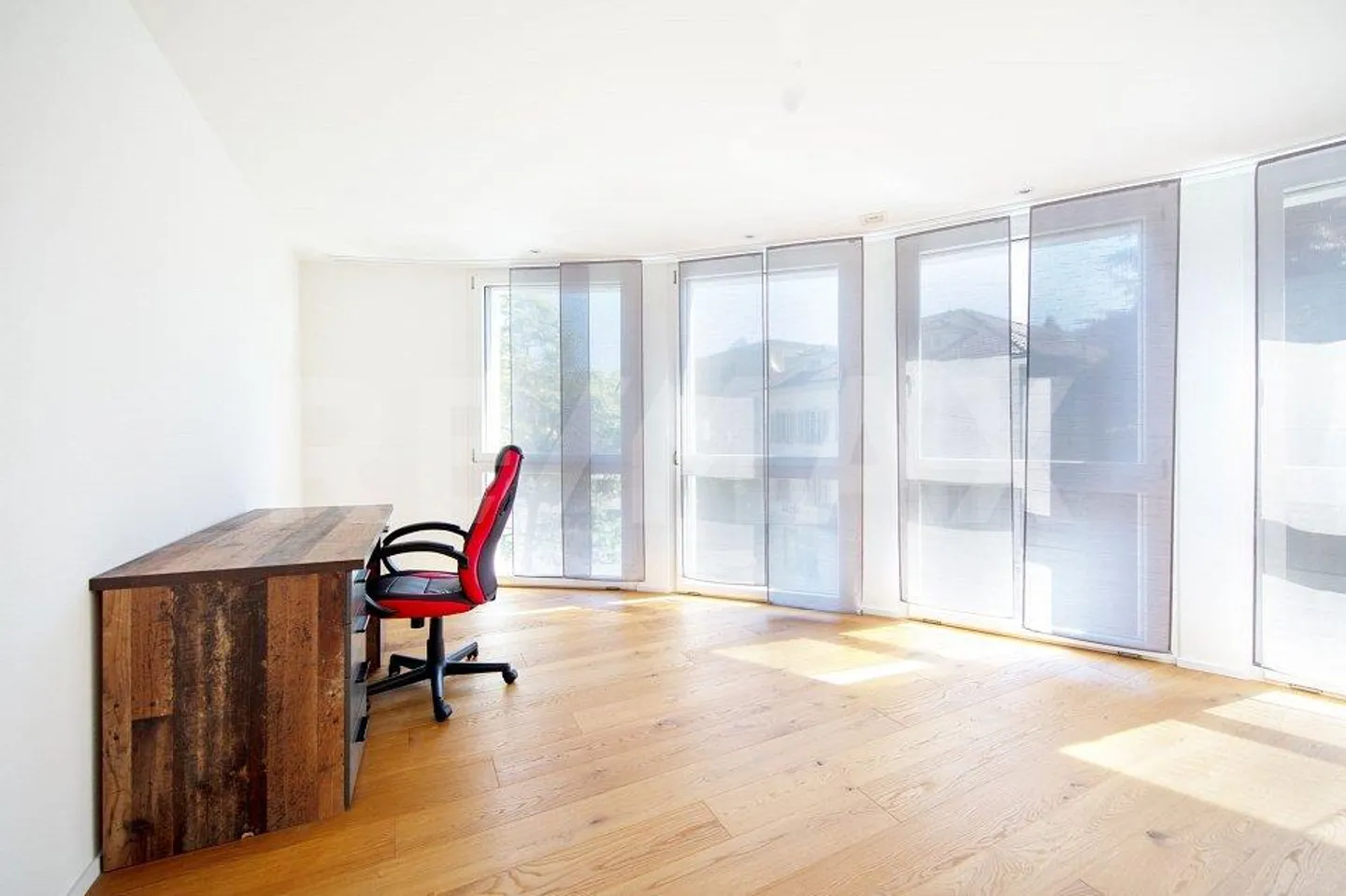 Unique, light-flooded 3.5-room apartment with terrace and view - Photo 10 of 13