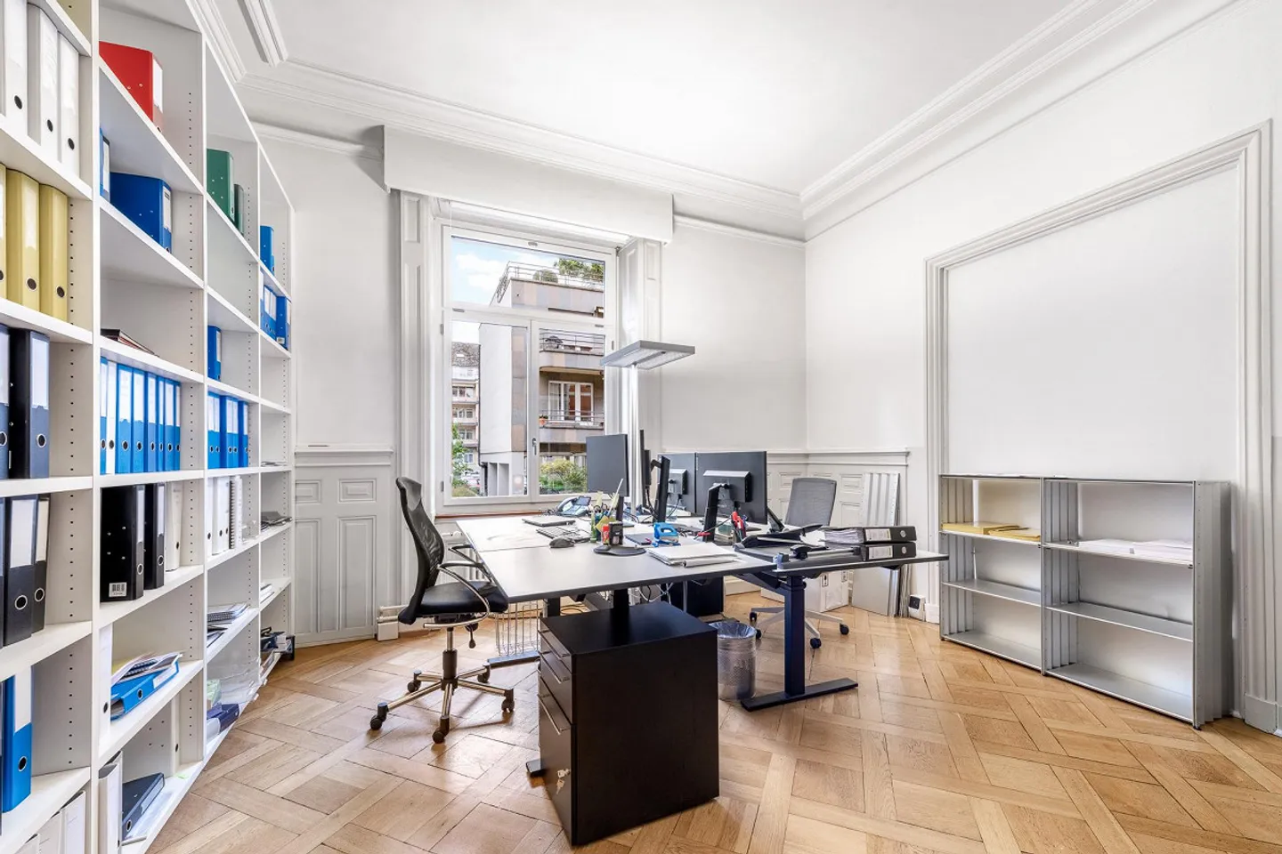 Espace de bureau attrayant dans le Château Rouge - Photo 6 sur 13