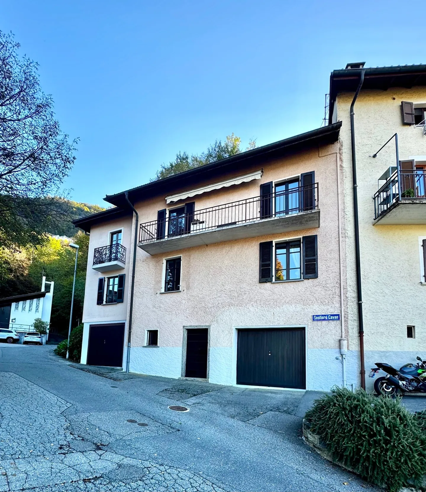 Semi-detached house in Viganello with a view of Lugano - ideal as a residence... - Photo 1 of 12