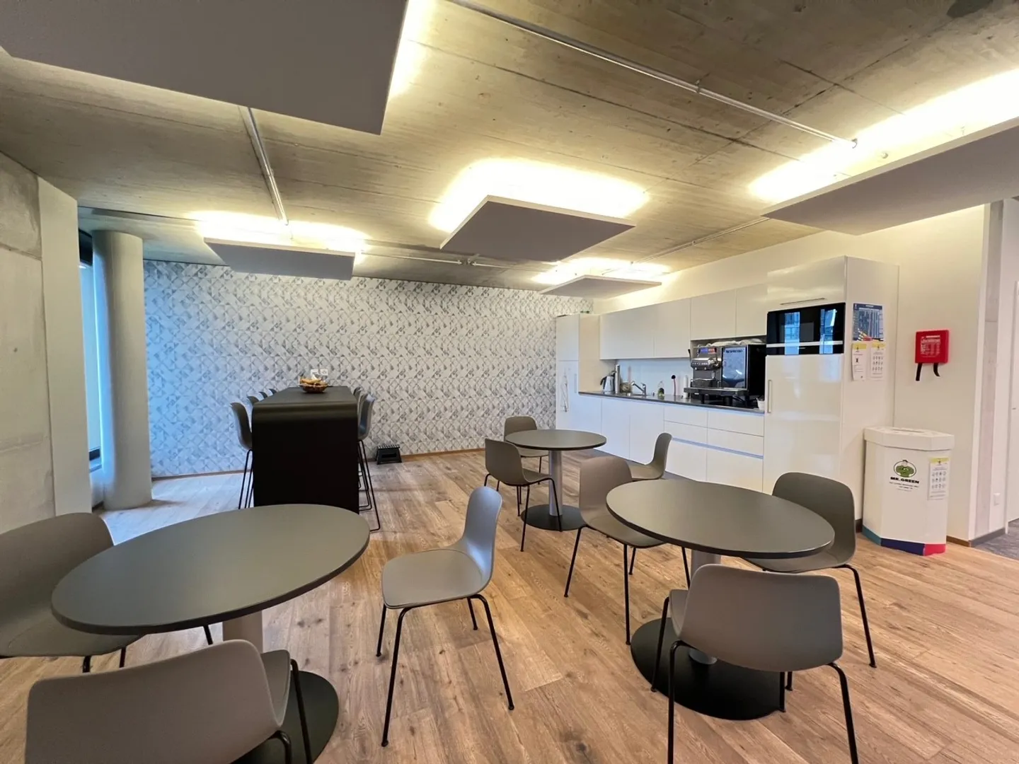 PLUG & WORK - Uffici moderni, completamente arredati e pronti per l'uso, con posti auto. - Foto 2 di 4