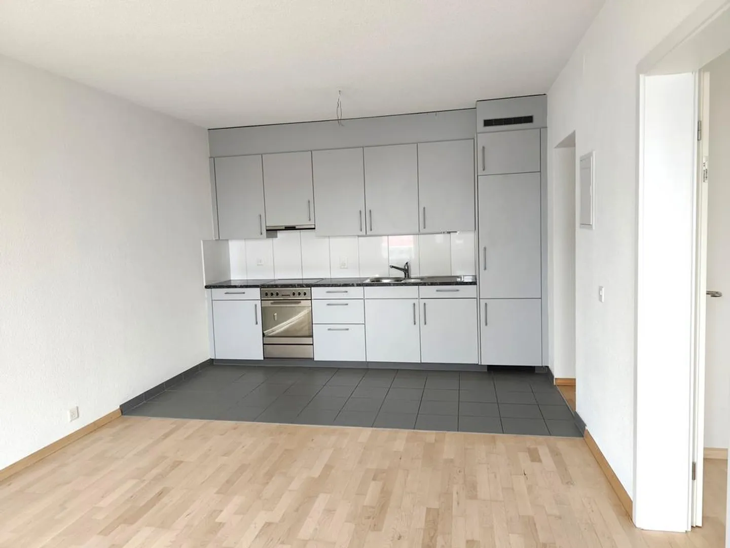 Tranquilla strada laterale vicino all'università e all'ospedale cantonale - Foto 5 di 8