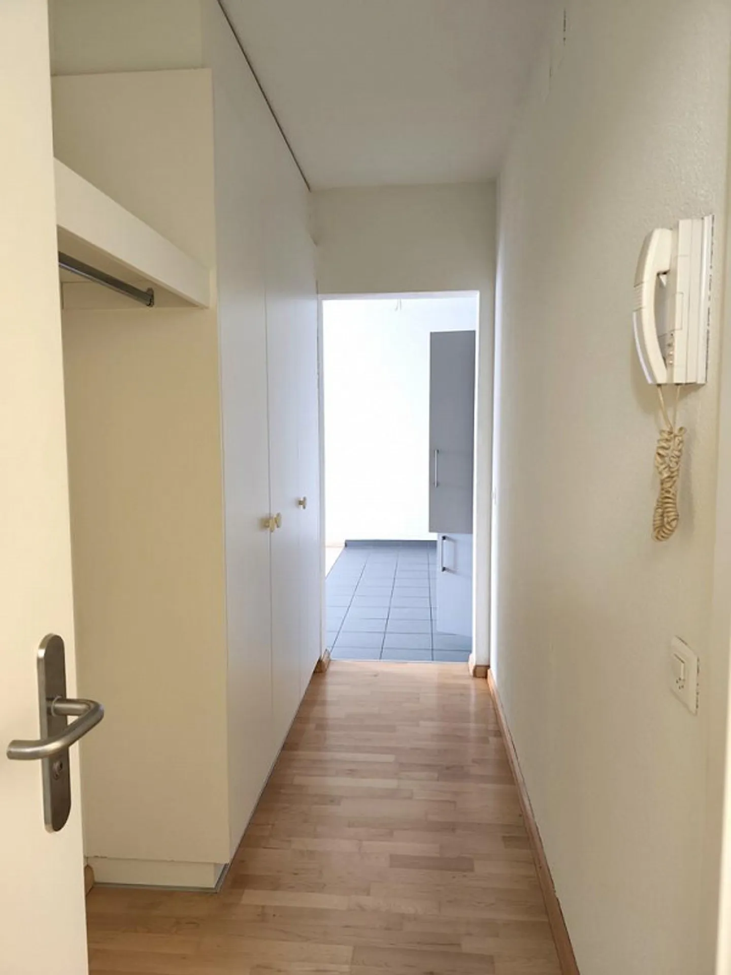 Tranquilla strada laterale vicino all'università e all'ospedale cantonale - Foto 6 di 8