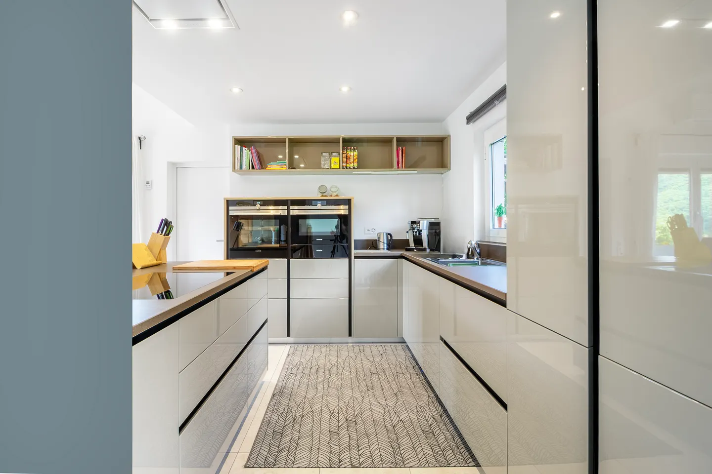 Vielseitige Immobilie mit zwei Wohnungen, Loggia und spektakulärem Blick - Foto 2 von 6