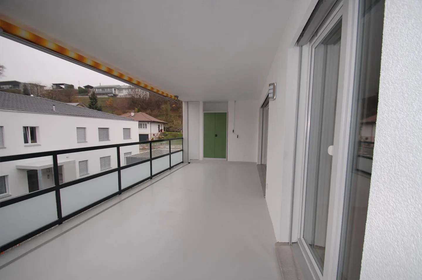 Great, spacious ground floor apartment with excellent transport connections... - Photo 4 of 7
