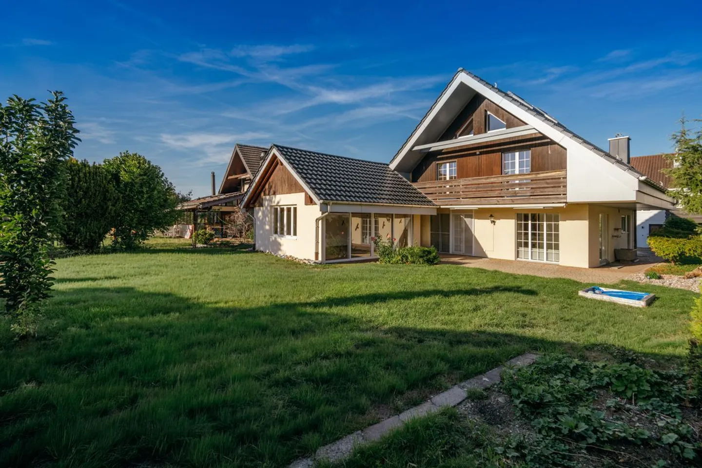 Casa unifamiliare indipendente di 6½ stanze con giardino d'inverno e molto spazio esterno - Foto 2 di 13