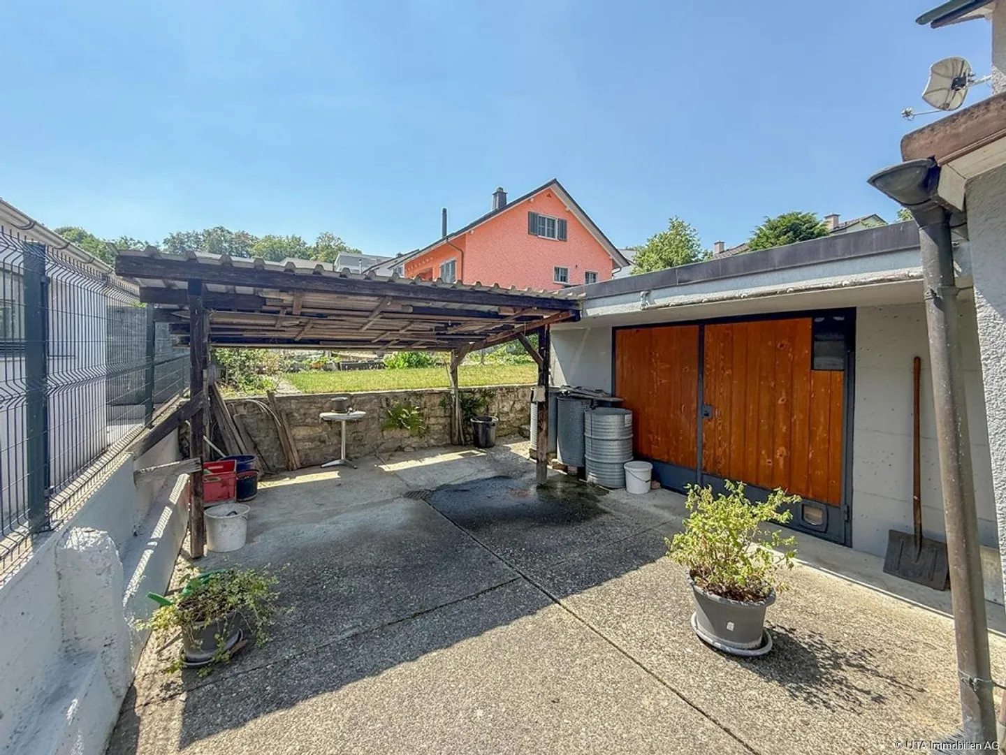 Quiet residential area with garden paradise and development potential - Photo 12 of 18