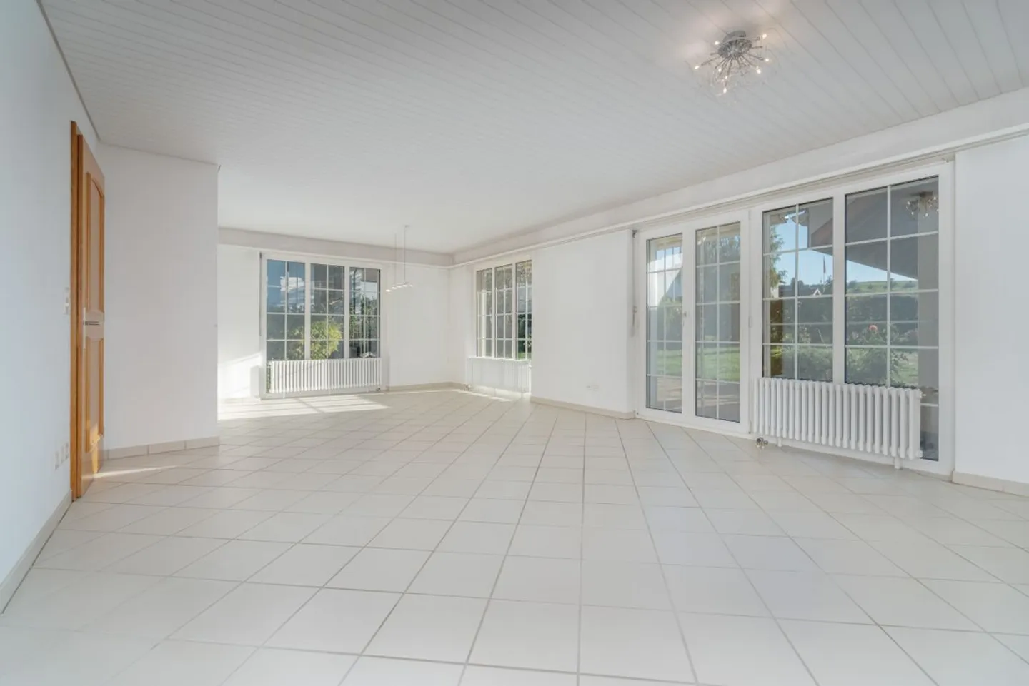Casa unifamiliare indipendente di 6½ stanze con giardino d'inverno e molto spazio esterno - Foto 5 di 13