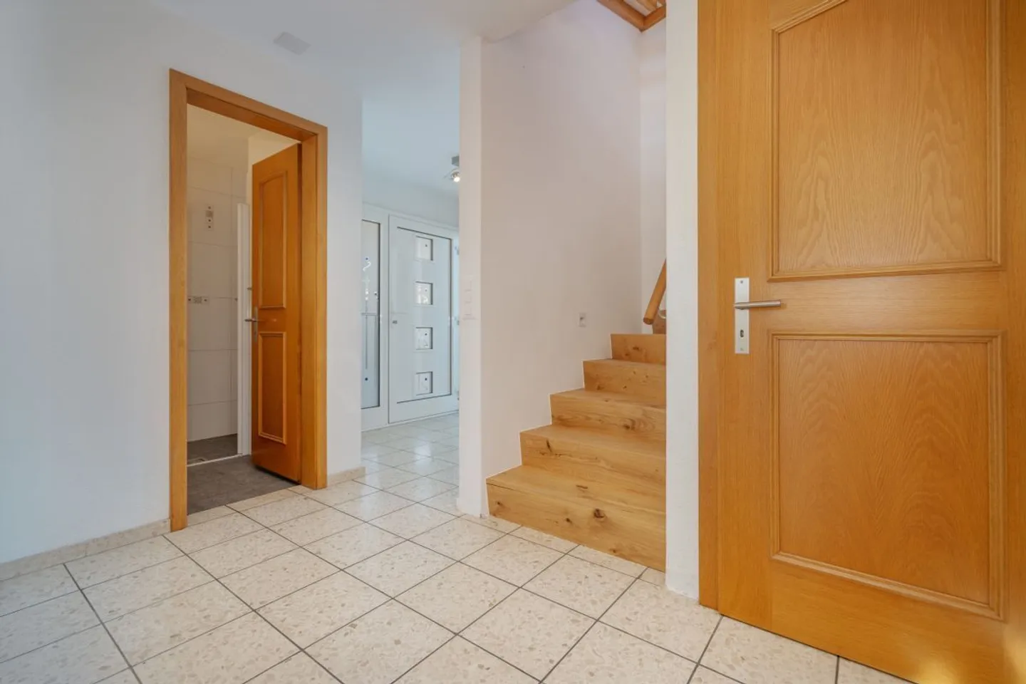 Casa unifamiliare indipendente di 6½ stanze con giardino d'inverno e molto spazio esterno - Foto 8 di 13