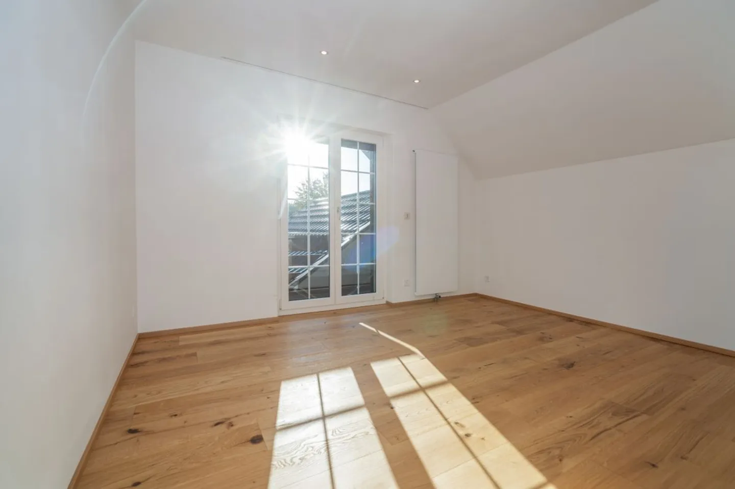 Casa unifamiliare indipendente di 6½ stanze con giardino d'inverno e molto spazio esterno - Foto 10 di 13
