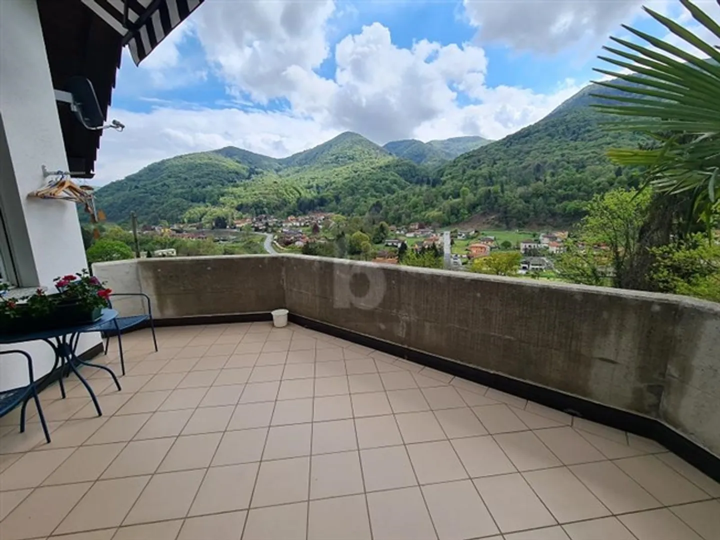 Spacious Sunny House with Land - Photo 1 of 6