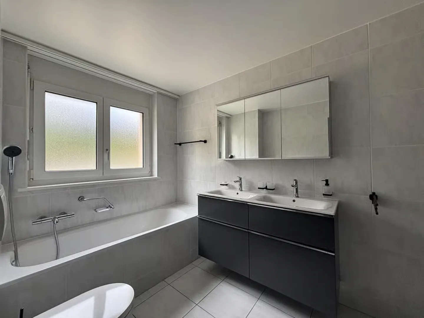 Wunderschöne renovierte 4,5-Zimmer-Wohnung zur Miete in Hauts-Geneveys - Foto 5 von 10