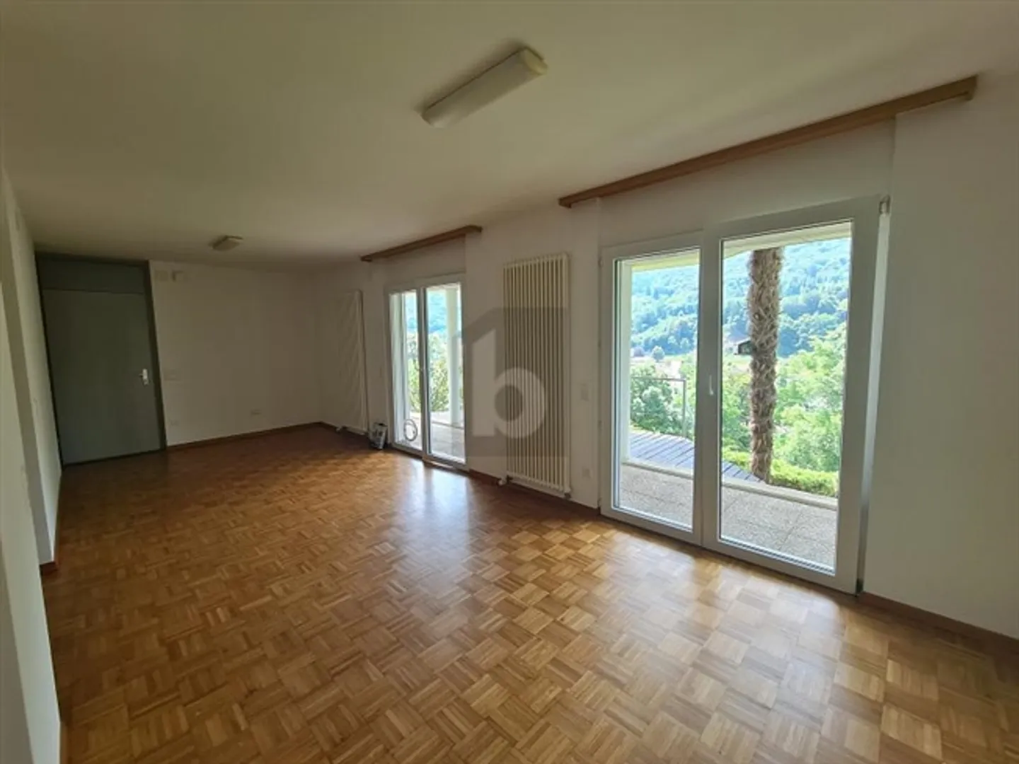 Spacious Sunny House with Land - Photo 2 of 6