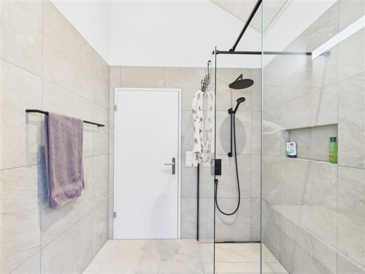 «Modernes 6-Zimmer-Doppeleinfamilienhaus in ruhiger Lage von Safenwil» - Foto 10 von 13