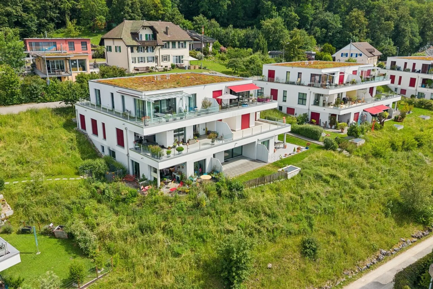 Idylle résidentielle avec terrasse, vue sur les montagnes et aménagement intérieur de haute qualité - Photo 1 sur 9