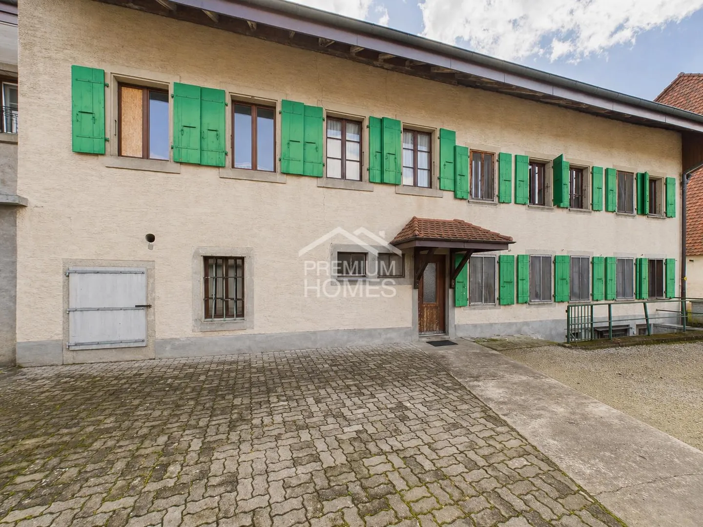 Mixed-use property with great potential - Photo 1 of 12