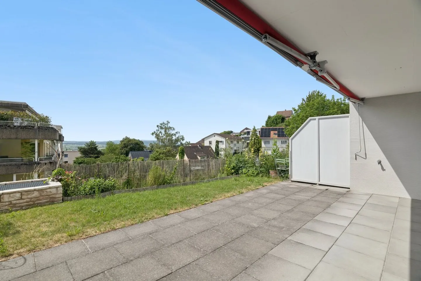 Idylle résidentielle avec terrasse, vue sur les montagnes et aménagement intérieur de haute qualité - Photo 8 sur 9