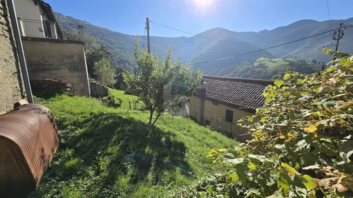 Sonniges freistehendes Haus mit Garten - Foto 2 von 4