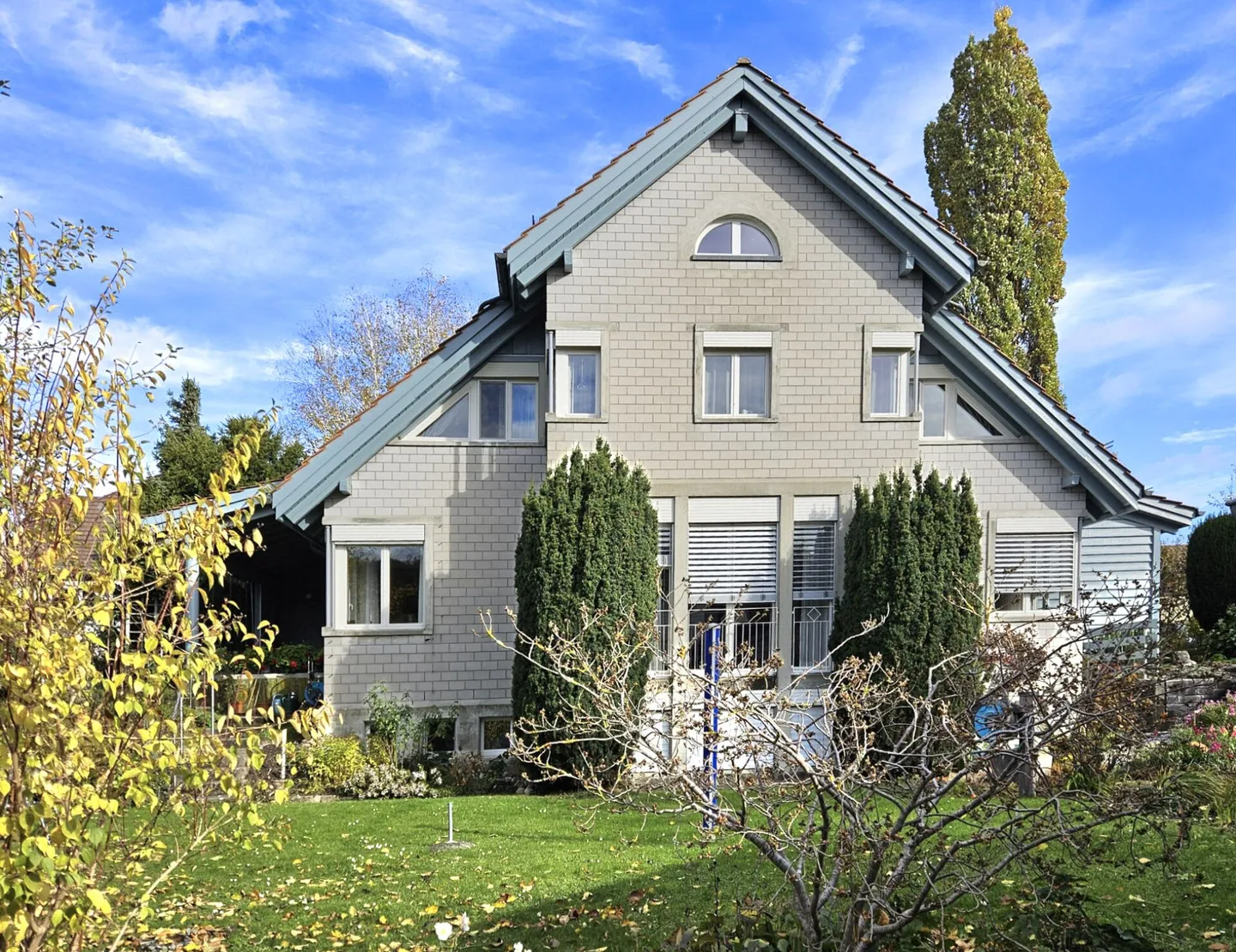 Well-maintained spacious 8.5 room single-family home for sale on the southern edge of the old village center of Elgg - Photo 3 of 15