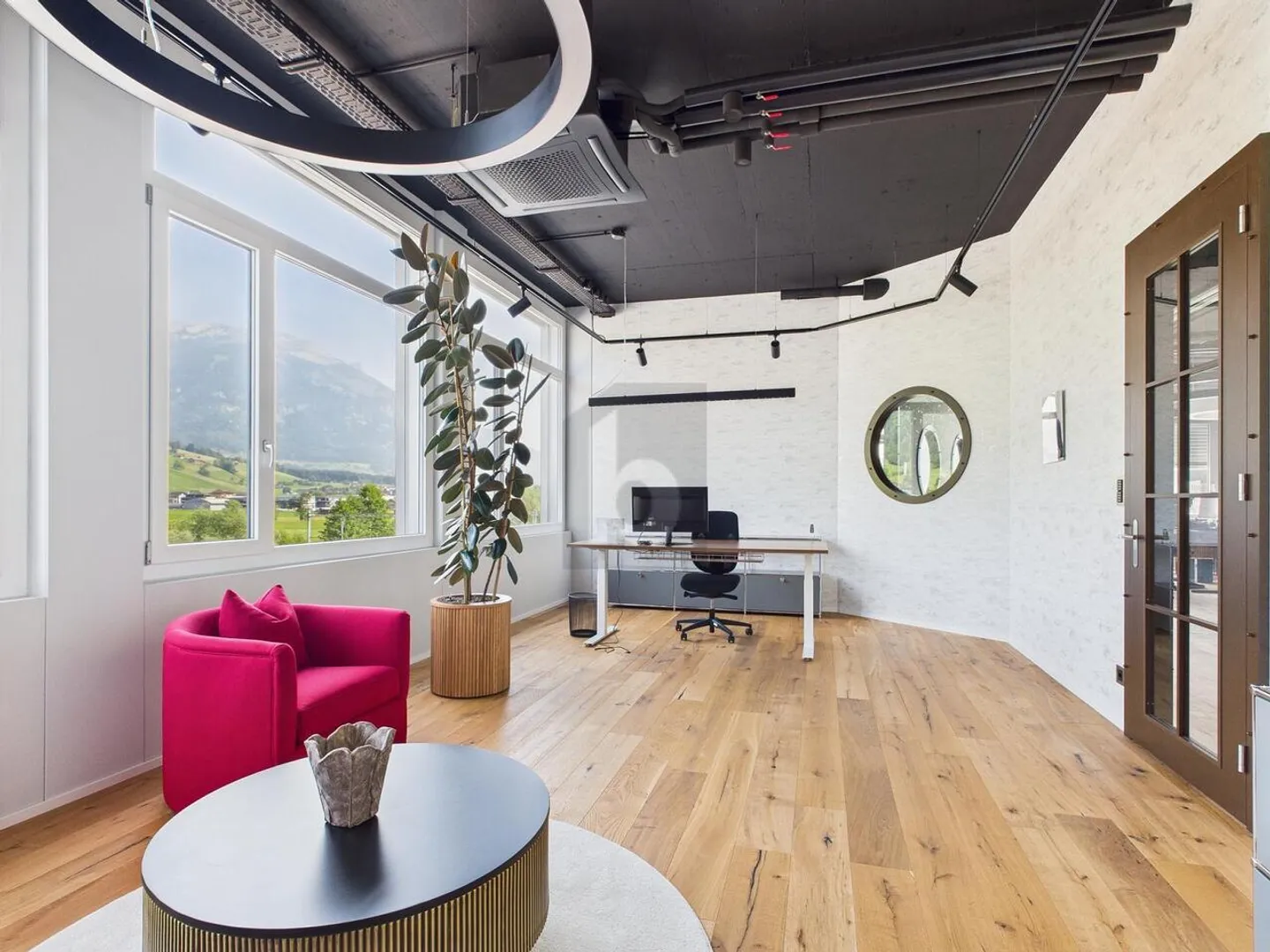 REPRESENTATIVE OFFICE WITH HIGH-QUALITY DESIGN - Photo 3 of 6