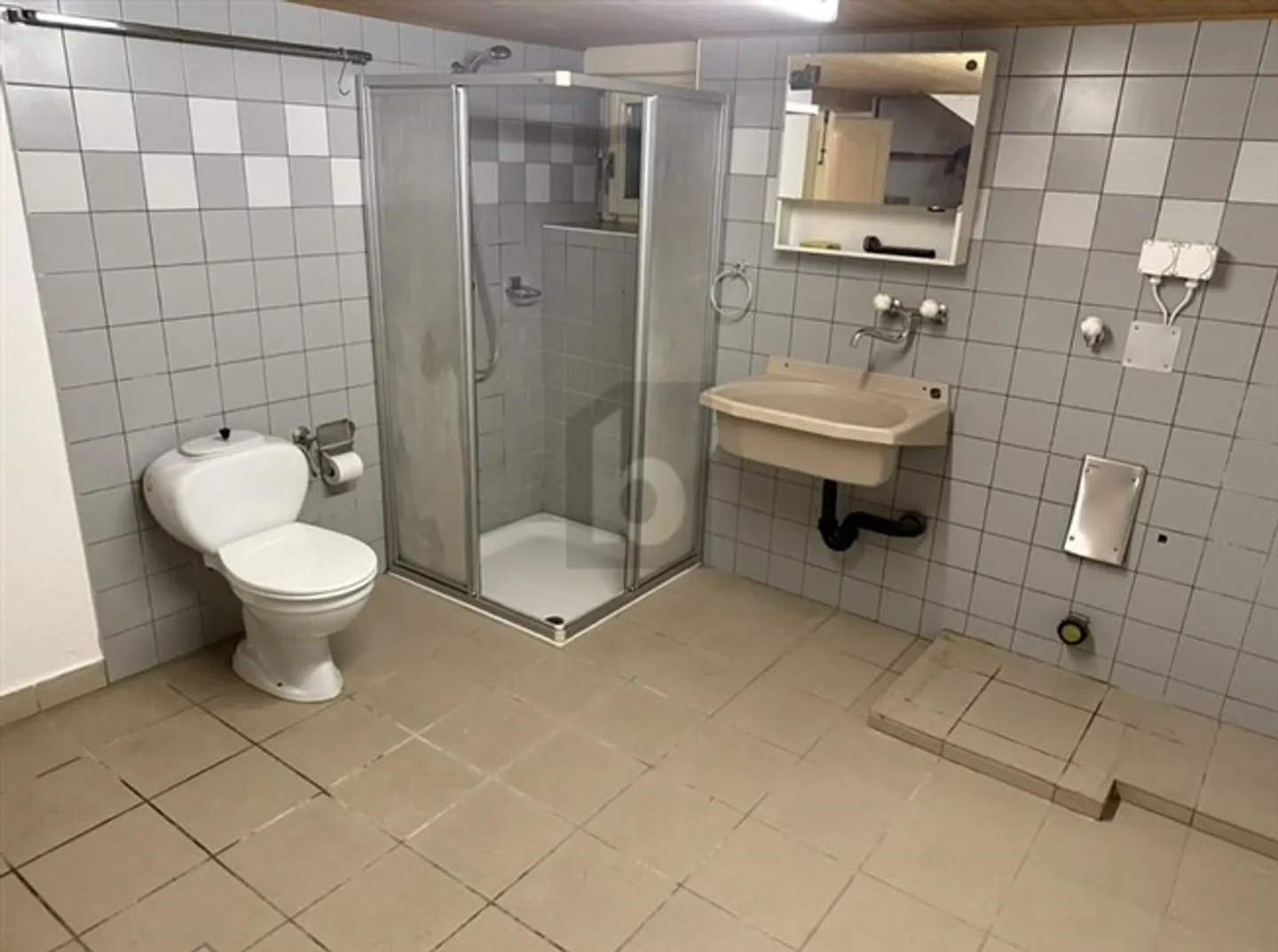 SPACIOUS CORE HOUSE - Photo 3 of 6