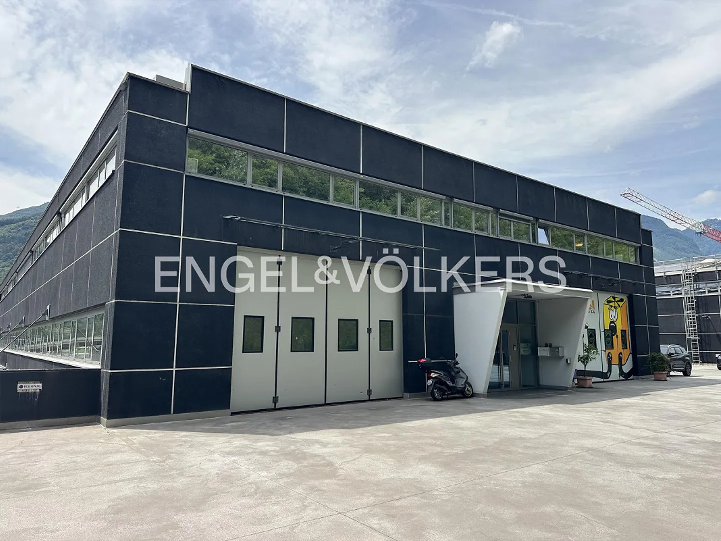 Capannone industriale in posizione strategica con uffici - Foto 2 di 15