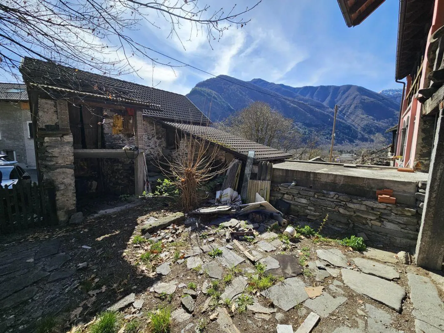 GORDEVIO – Ticinese house to renovate with livable stable - Photo 5 of 6