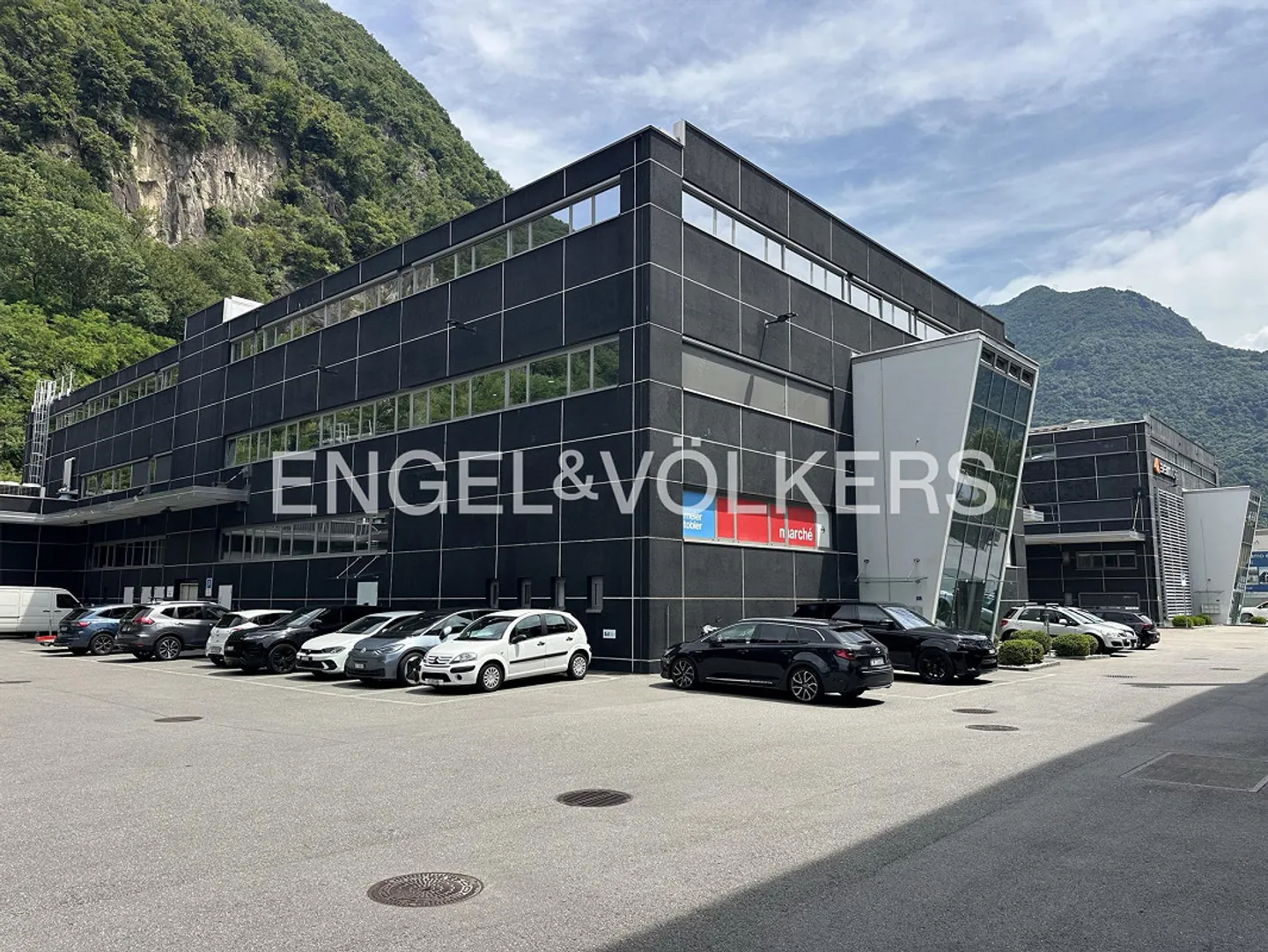 Capannone industriale in posizione strategica con uffici - Foto 3 di 15