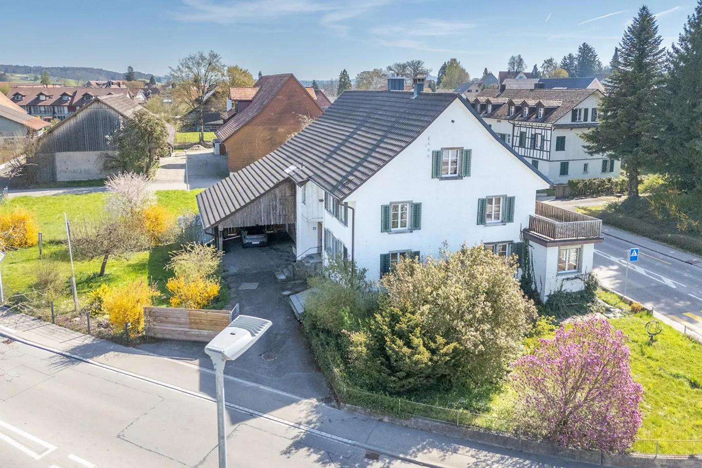 Ampia parcella edificabile con una notevole proprietà antica - Foto 4 di 27