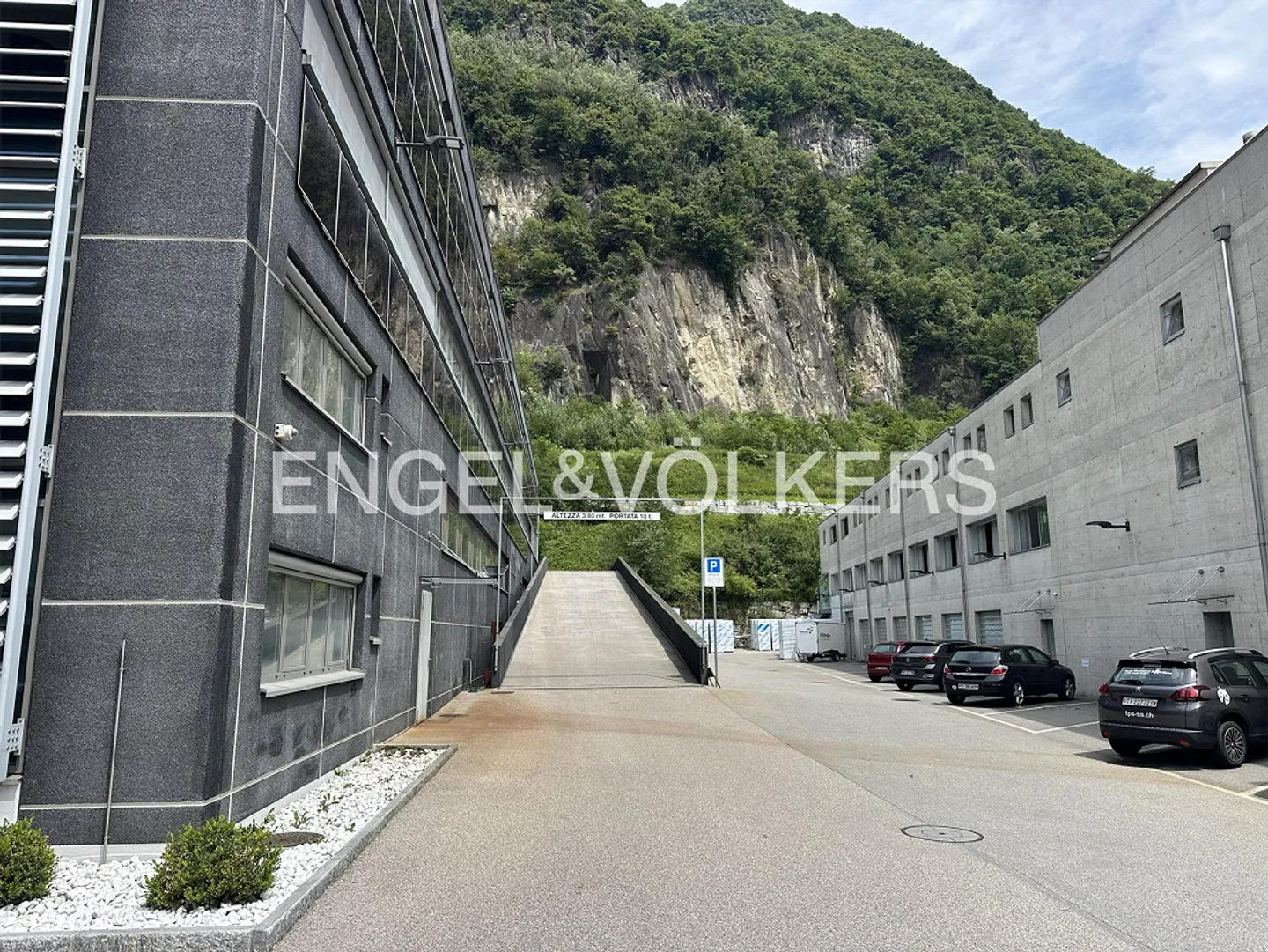 Capannone industriale in posizione strategica con uffici - Foto 4 di 15