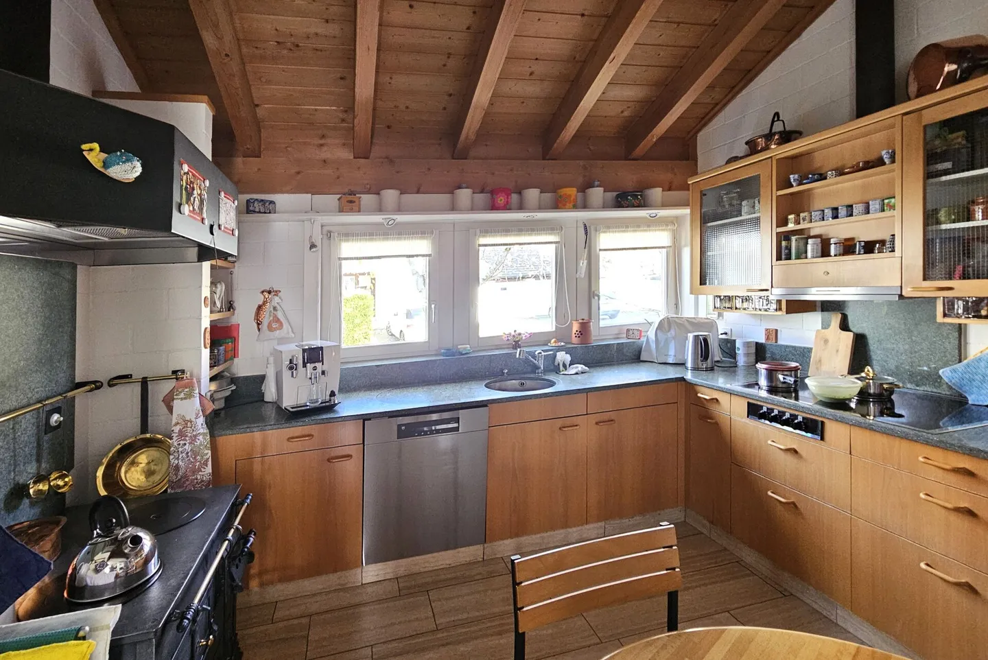 Well-maintained spacious 8.5 room single-family home for sale on the southern edge of the old village center of Elgg - Photo 10 of 15