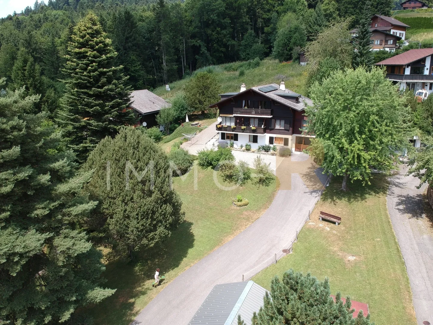 Charming 5.5-room apartment in a chalet - Photo 2 of 11