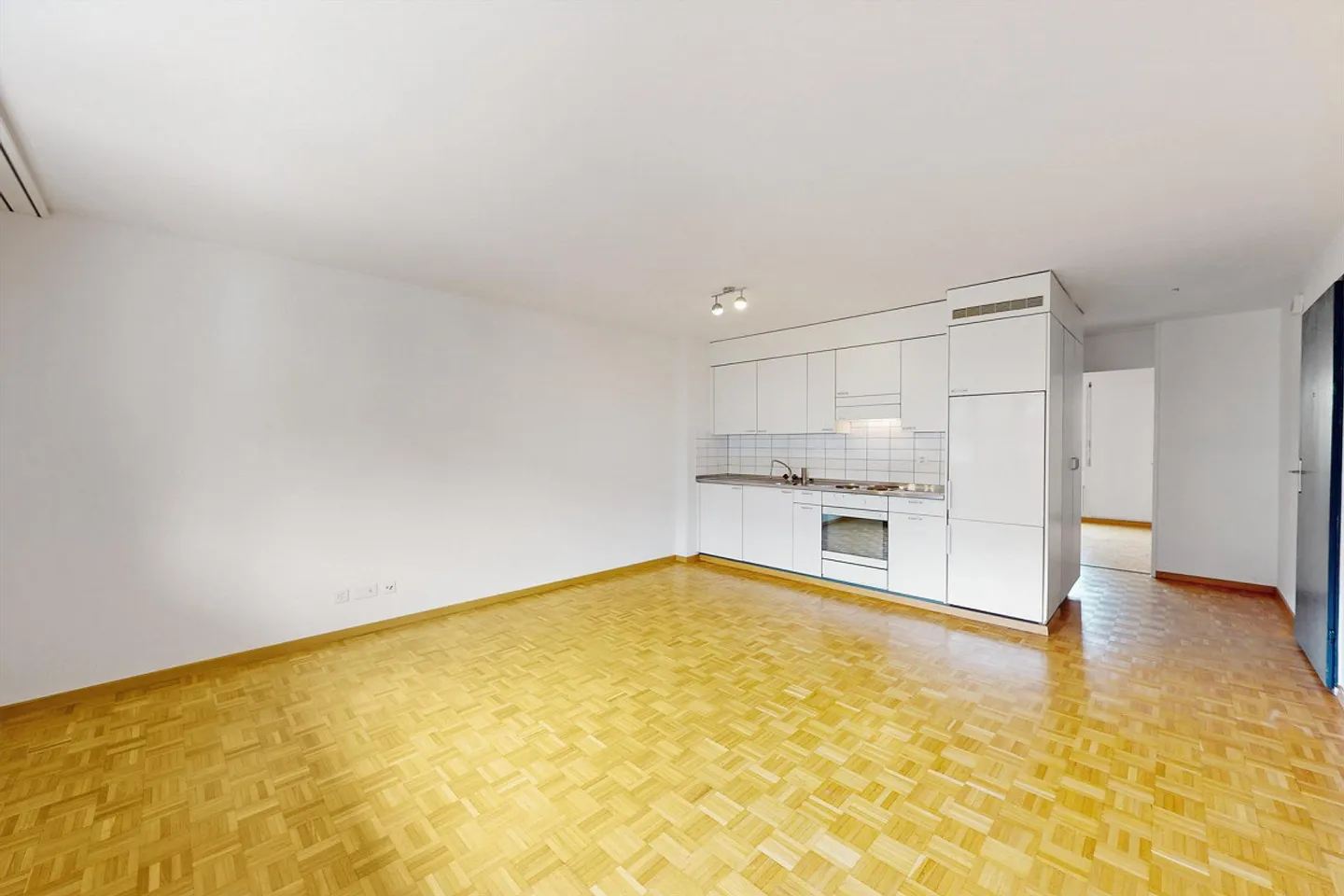 Cozy and Bright Apartment - Photo 3 of 10