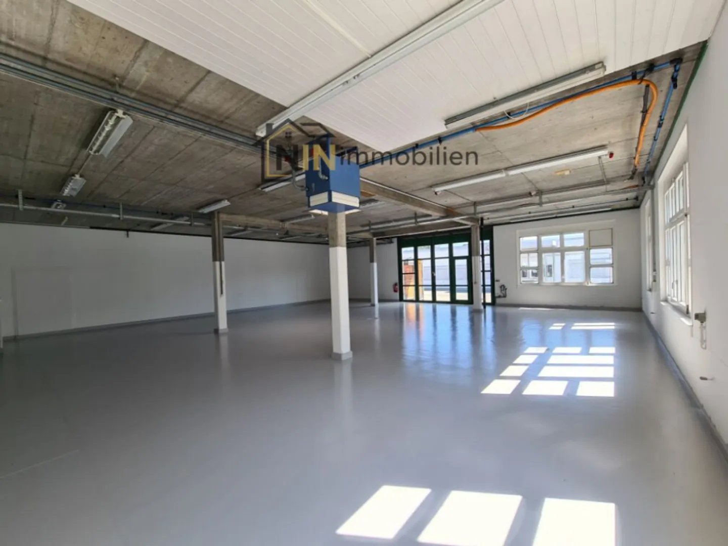 Ampia Hall Commerciale con Ufficio - Foto 2 di 8