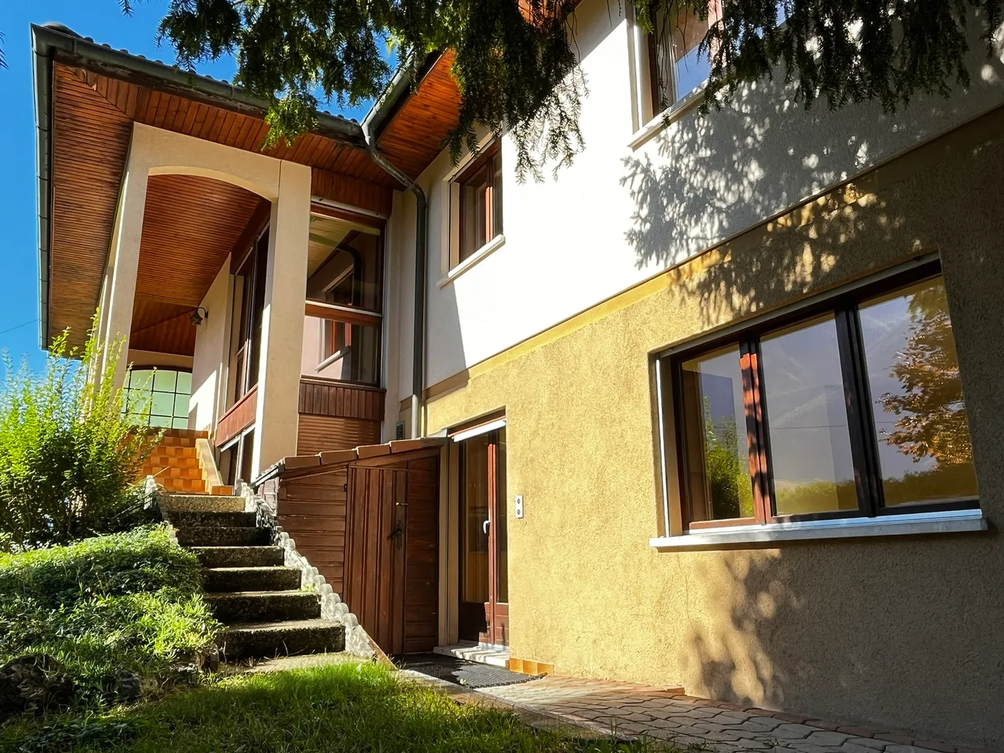 Villa / 2 Appartements / 1'735 m3 und Grundstück 1'073 m2 / EXKLUSIVITÄT - Foto 1 von 9