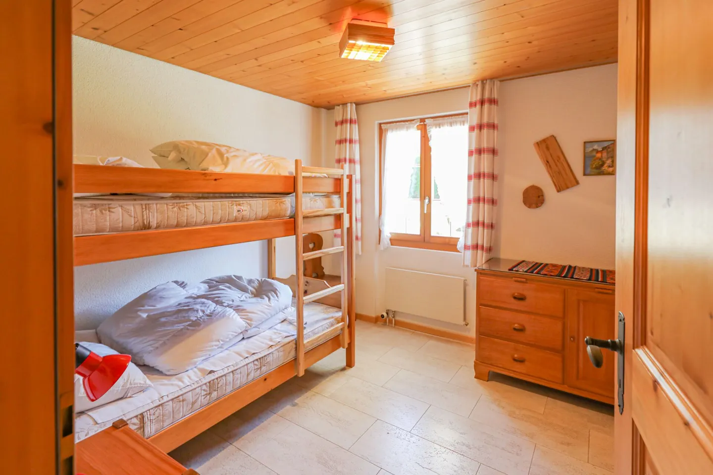 Charmant appartement de 4.5 pièces dans un chalet confortable avec jardin - Photo 8 sur 10